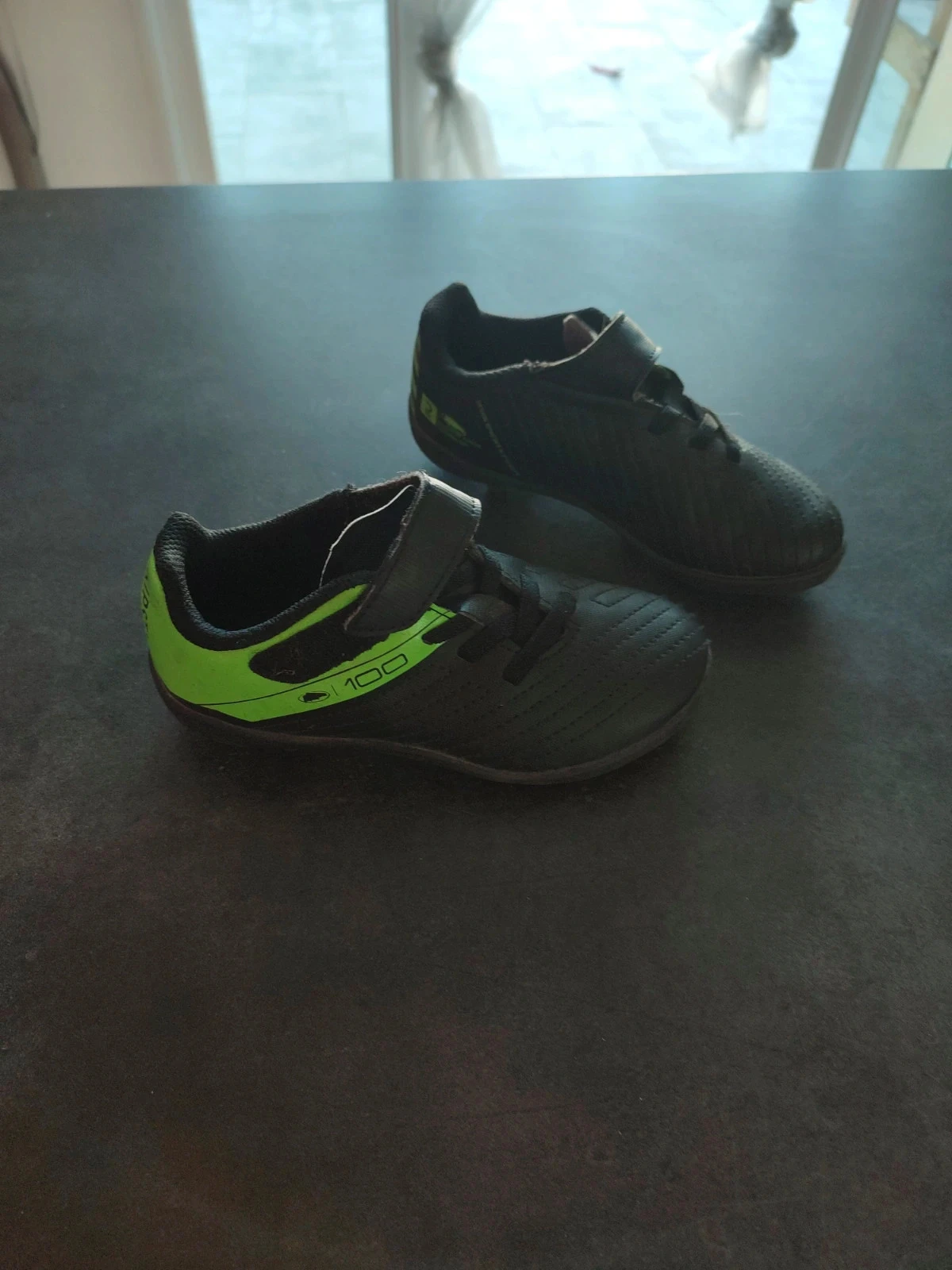 Children's soccer shoes size 27 – photo 2